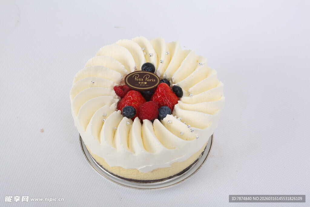 奶油水果装饰精美蛋糕