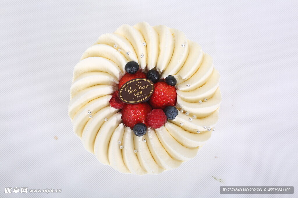 水果奶油装饰的精致甜点