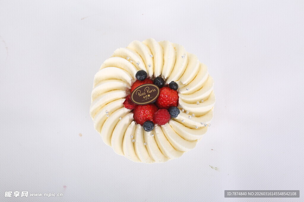 奶油浆果装饰的精致甜点