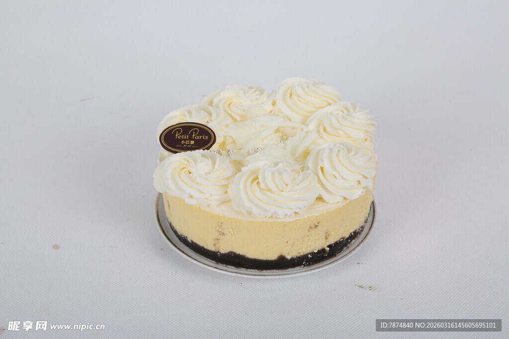 奶油装饰的美味芝士蛋糕