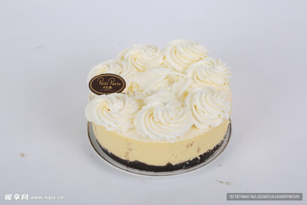 奶油装饰的美味芝士蛋糕