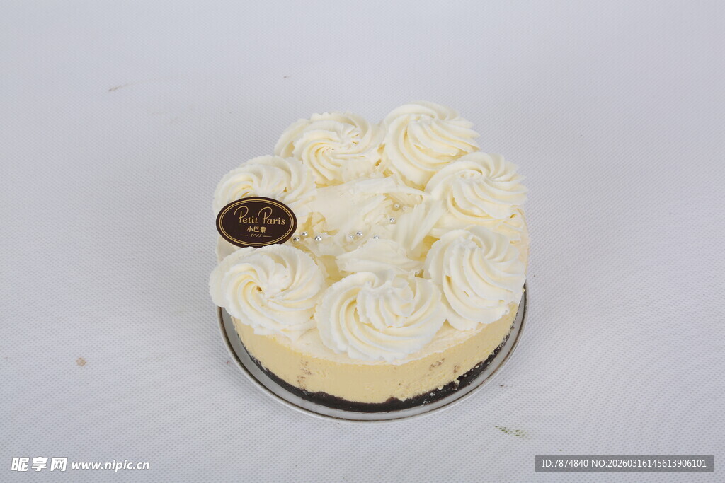 奶油装饰的美味芝士蛋糕