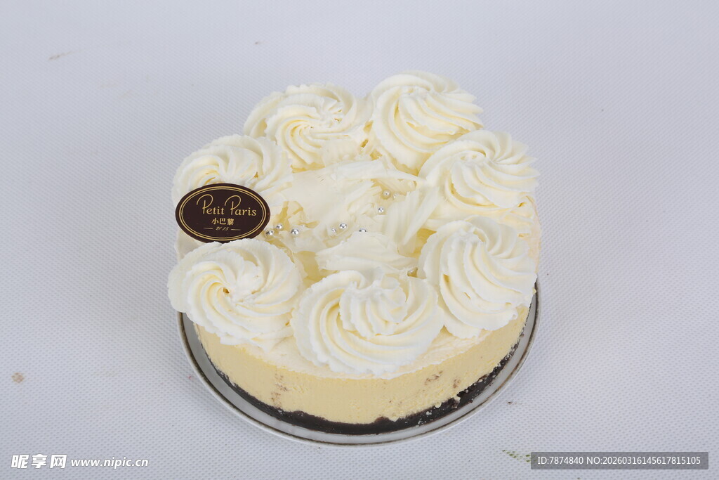 奶油装饰的美味芝士蛋糕
