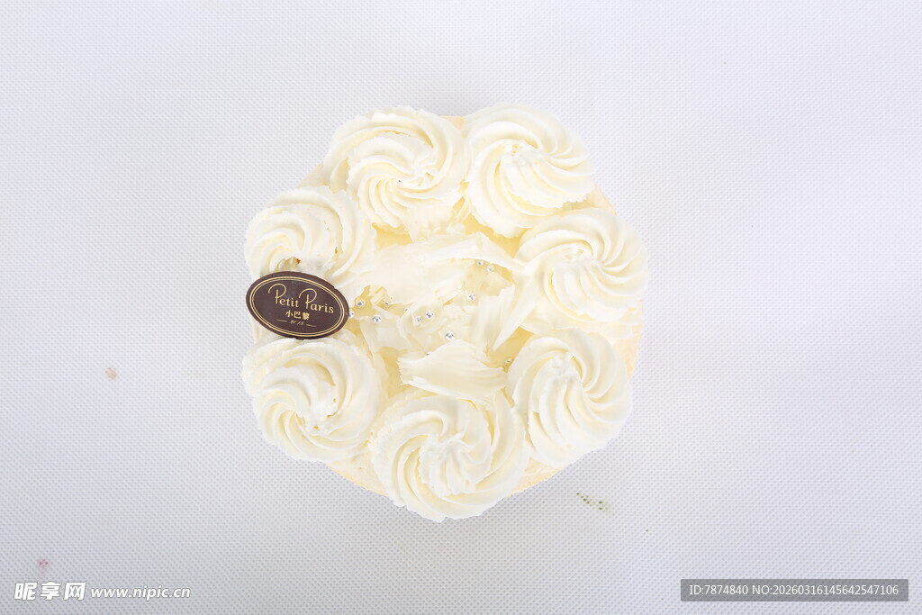 白色钩织花饰 点缀铜片