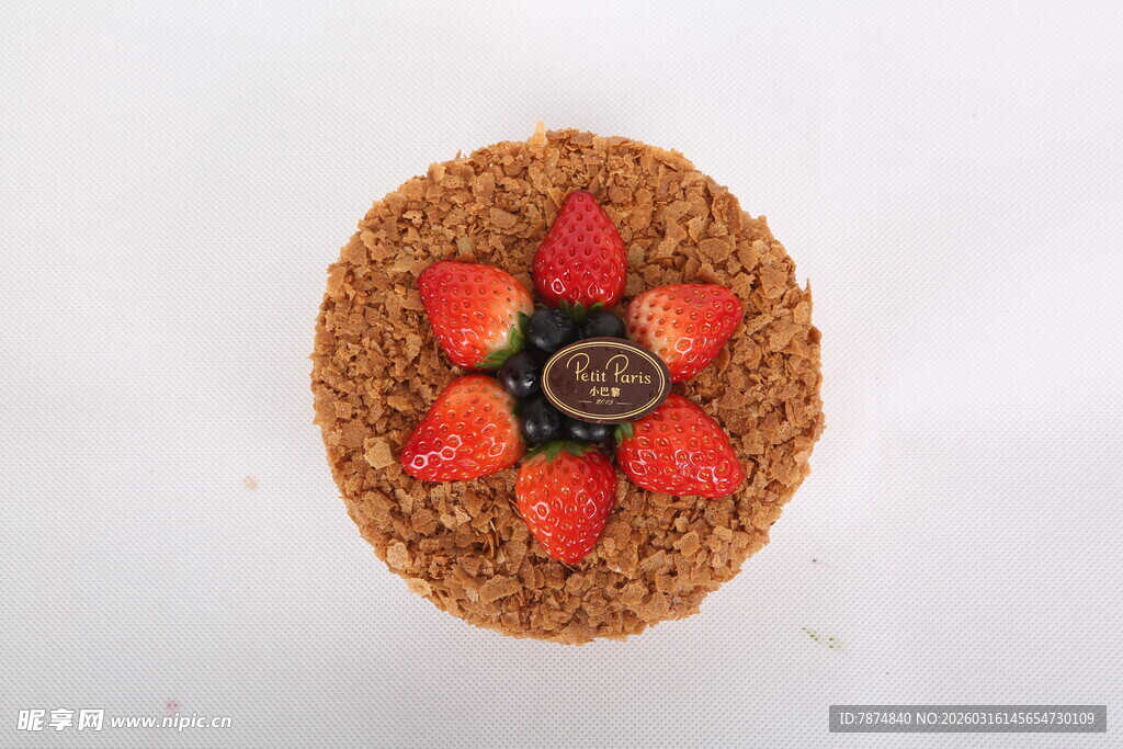 草莓装饰的美味蛋糕