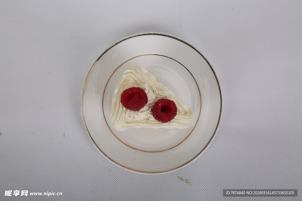 玻璃碗中的双颗红心