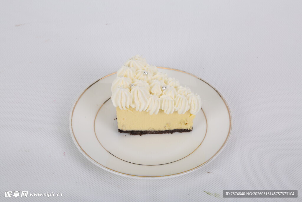 一块精致的奶油芝士蛋糕