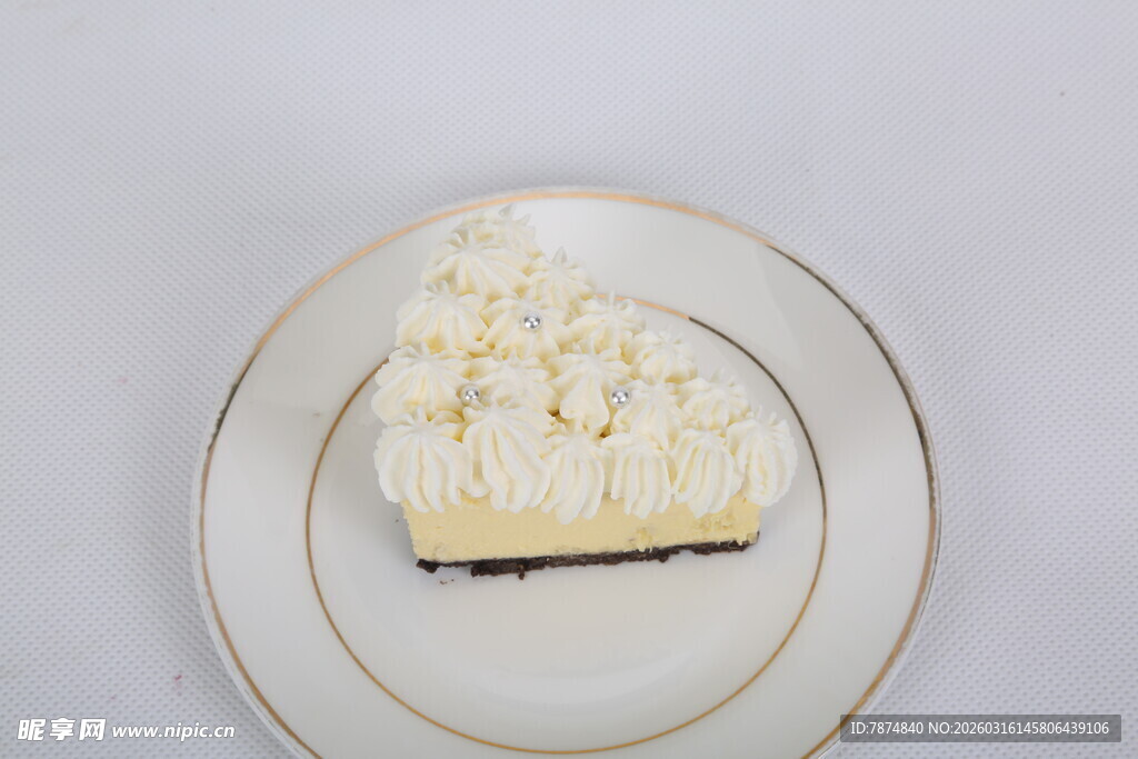 精致白巧克力装饰糕点