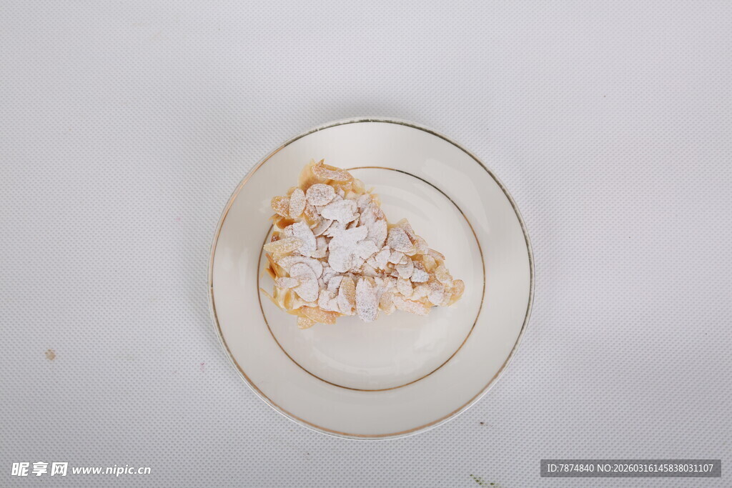 盘中精致糕点