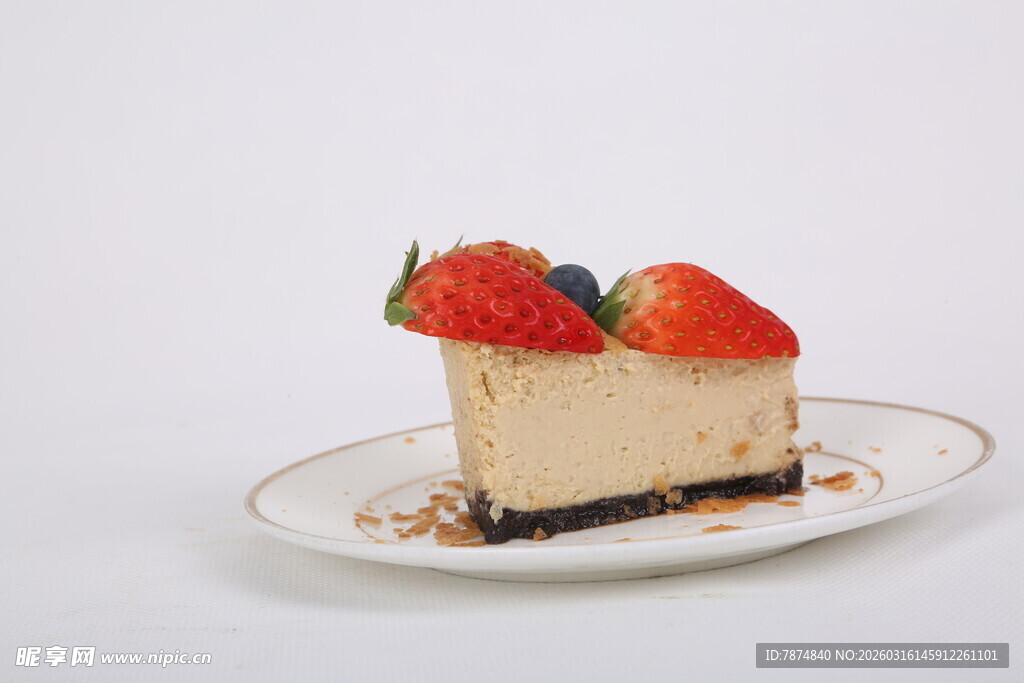 草莓蓝莓芝士蛋糕甜点