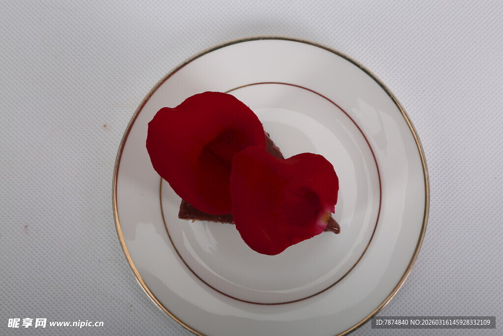 心形玫瑰花瓣置于盘中