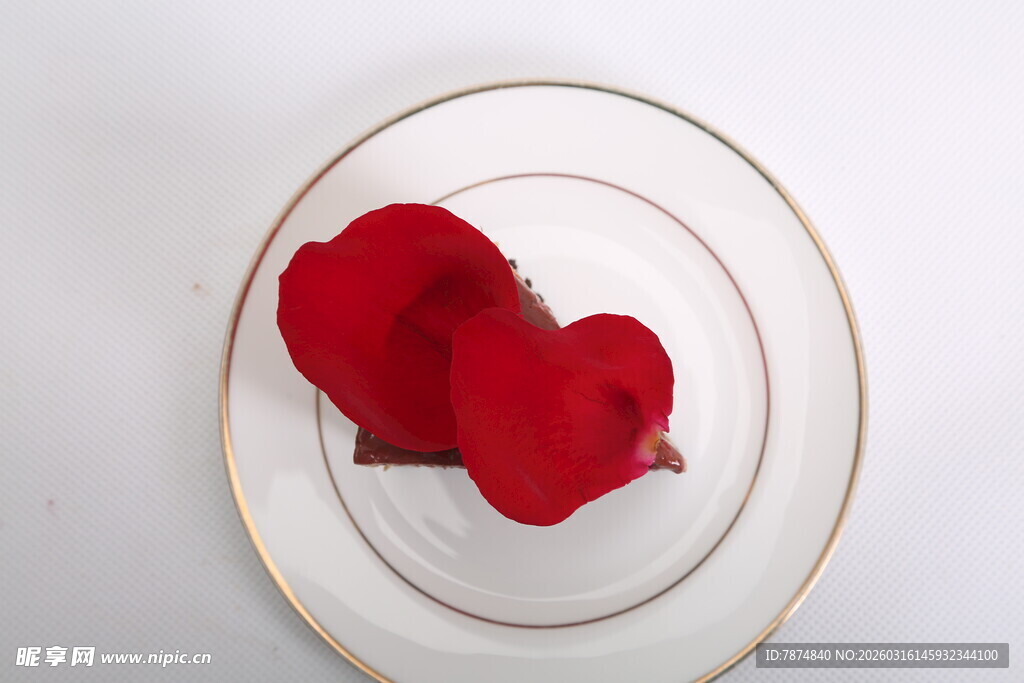 盘中红心玫瑰花瓣