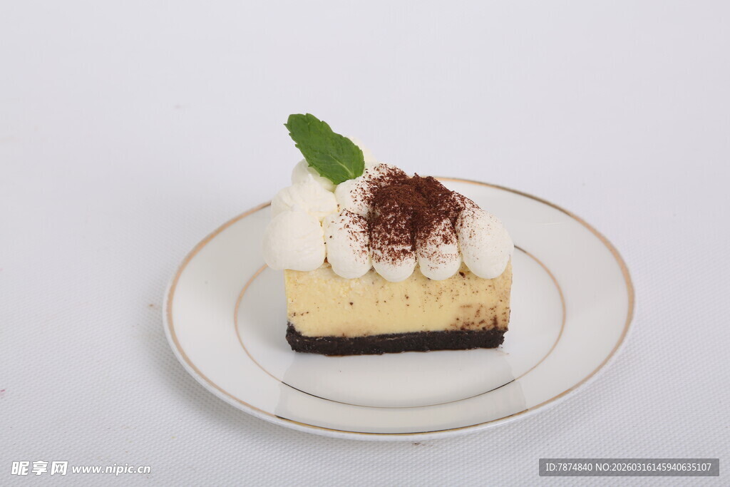 精致美味芝士蛋糕配奶油