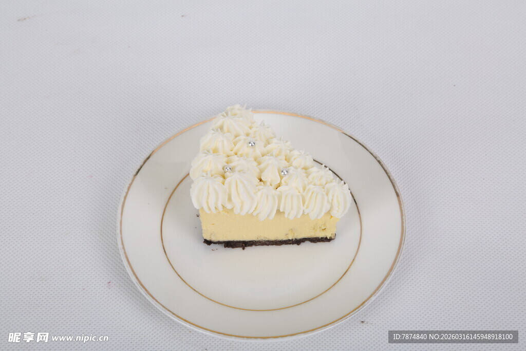 精致奶油装饰小蛋糕