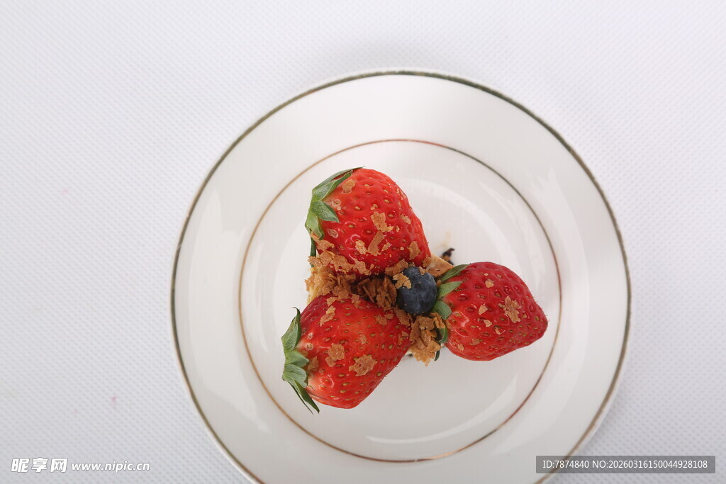 玻璃盘中的草莓甜点