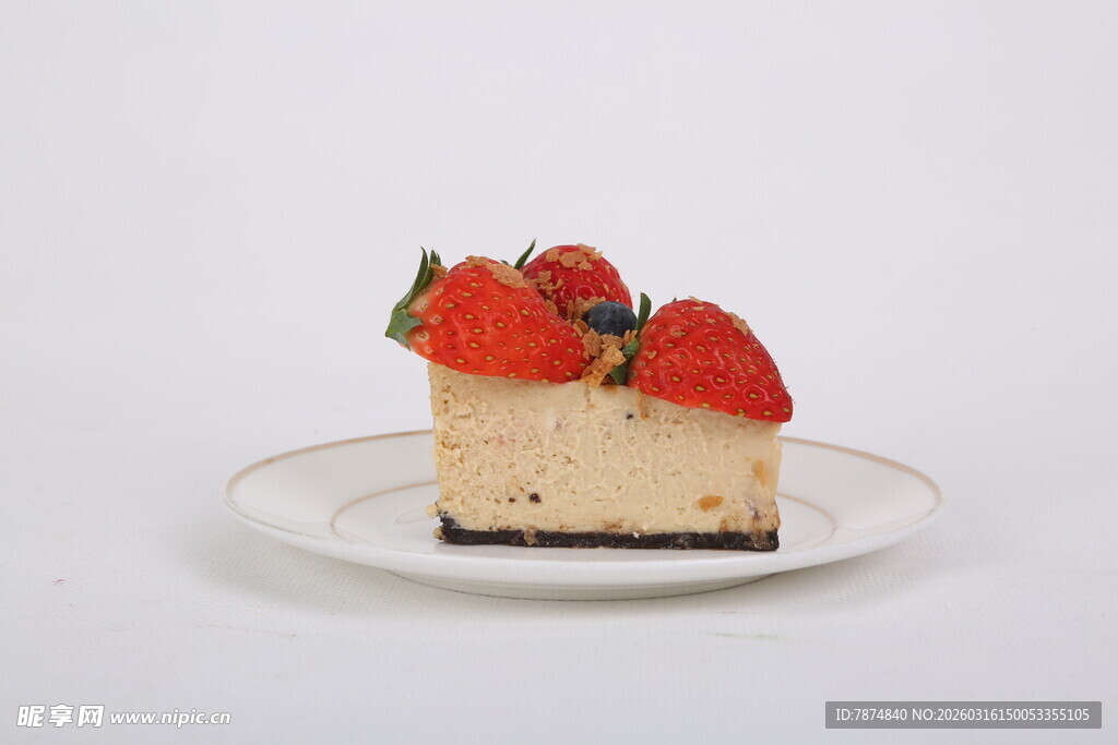 草莓装饰的美味芝士蛋糕