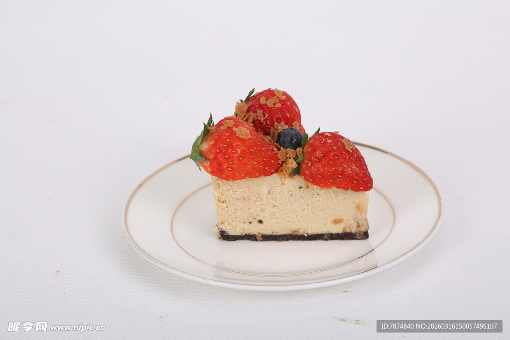 草莓蓝莓装饰美味芝士蛋糕