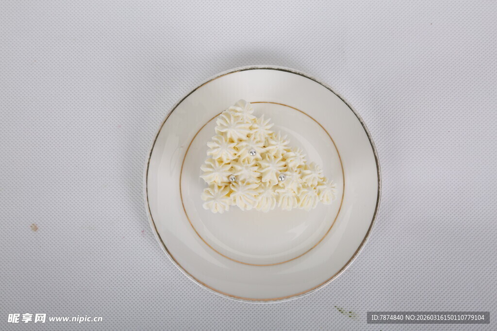 盘中珍珠状物体