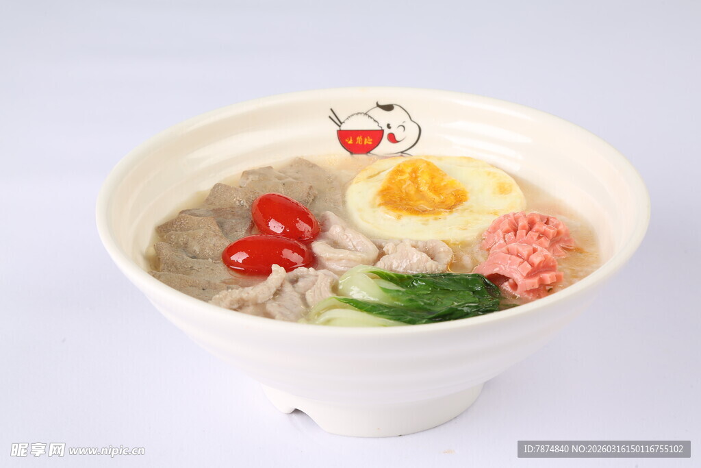 日式拉面碗中的多彩美食