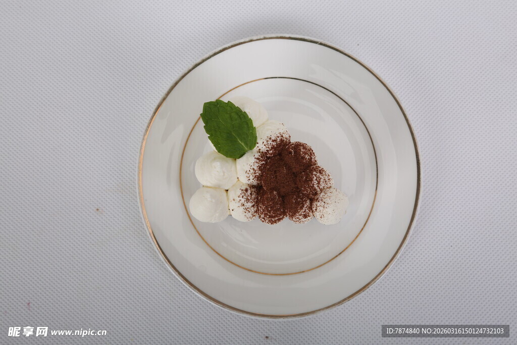 盘中香料与绿叶点缀