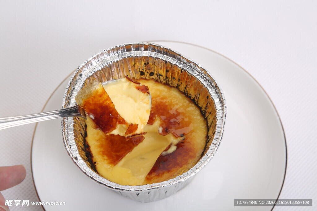铝箔杯中的美味焦糖布丁