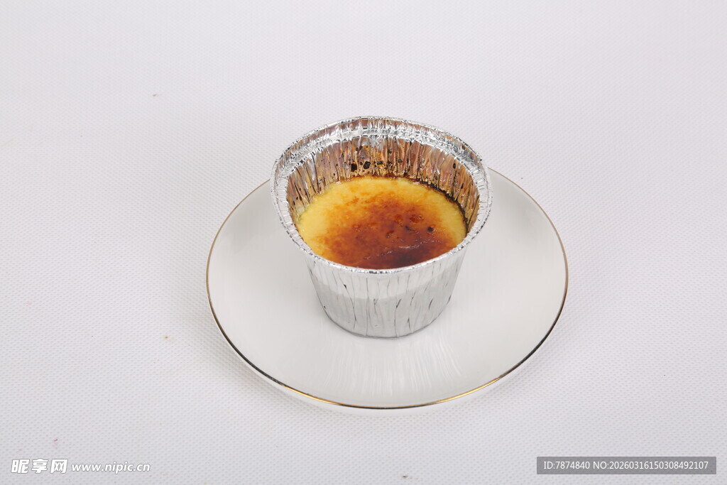 精致茶杯中的琥珀色饮品