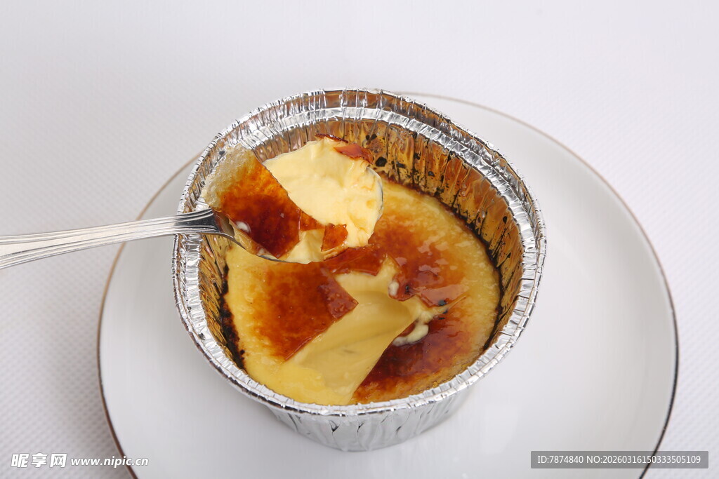铝箔杯中的焦糖布丁