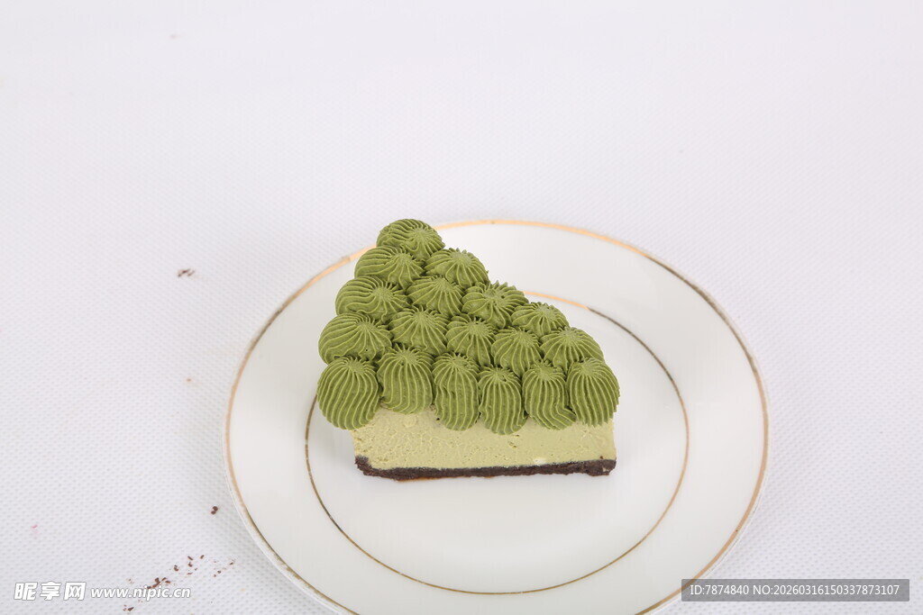 抹茶球形甜点置于白盘
