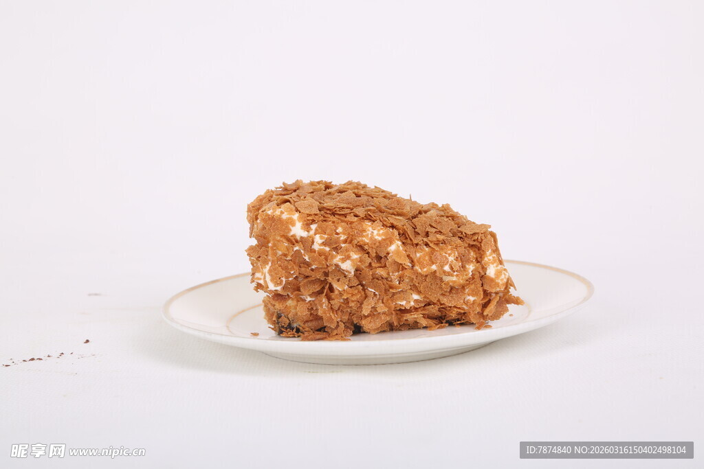 美味棕色蛋糕置于白盘上