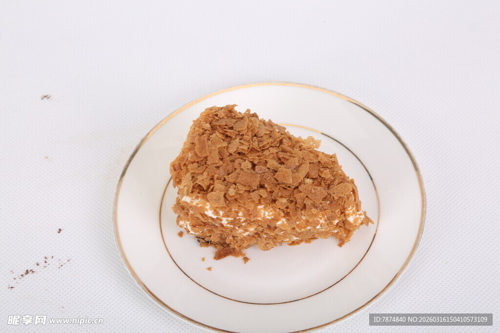 美味碎屑糕点置于白盘