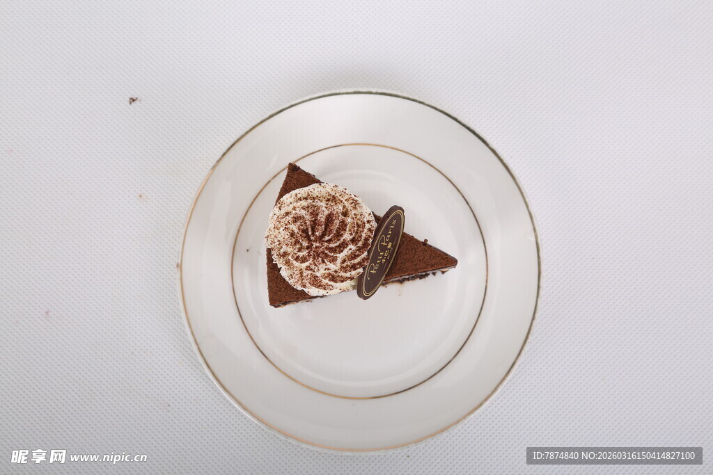 巧克力蛋糕置于透明盘中