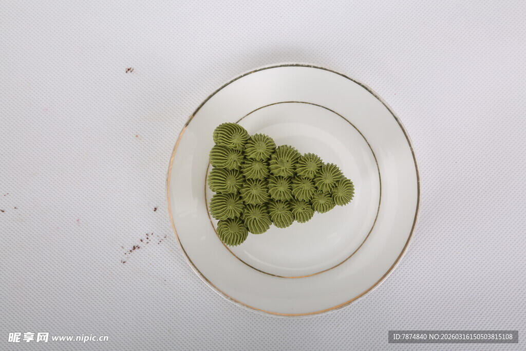 盘中豌豆摆成圣诞树形