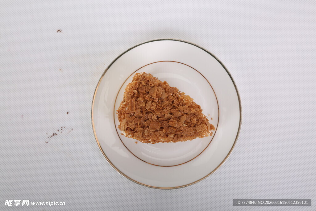 玻璃盘中的棕色颗粒物质