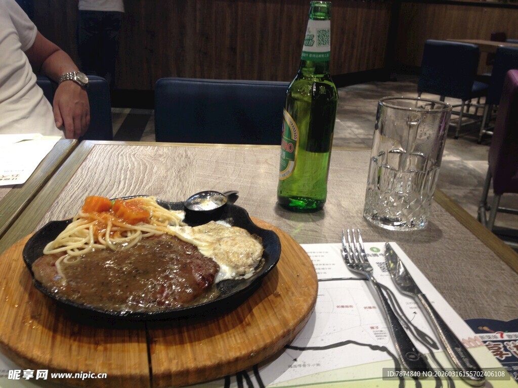 铁板牛排配餐与啤酒