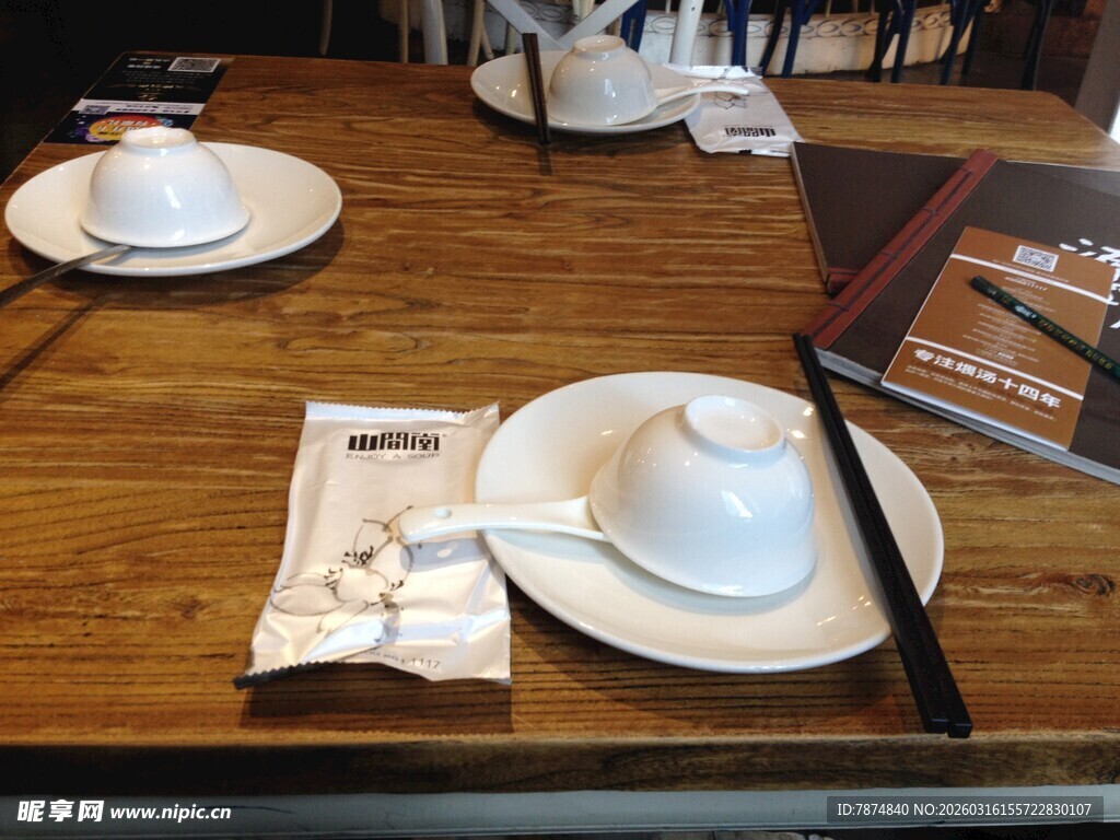 餐厅桌面的餐具布置