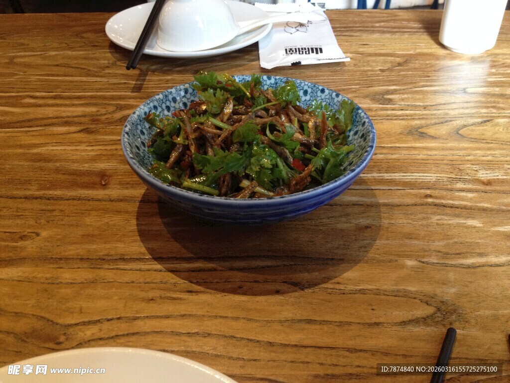 美味青椒肉丝盛于碗中