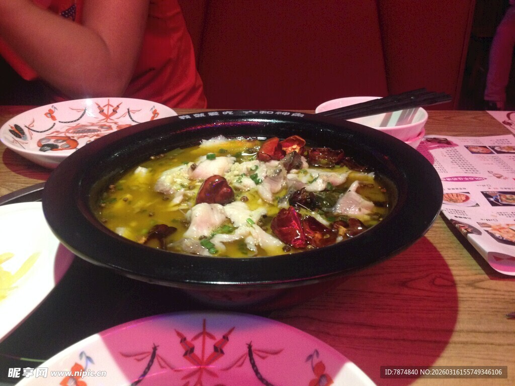 美味火锅料理诱人上桌