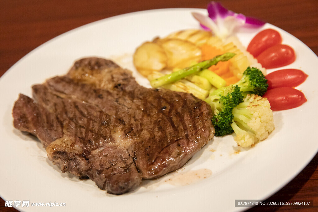 美味牛排配多彩蔬菜