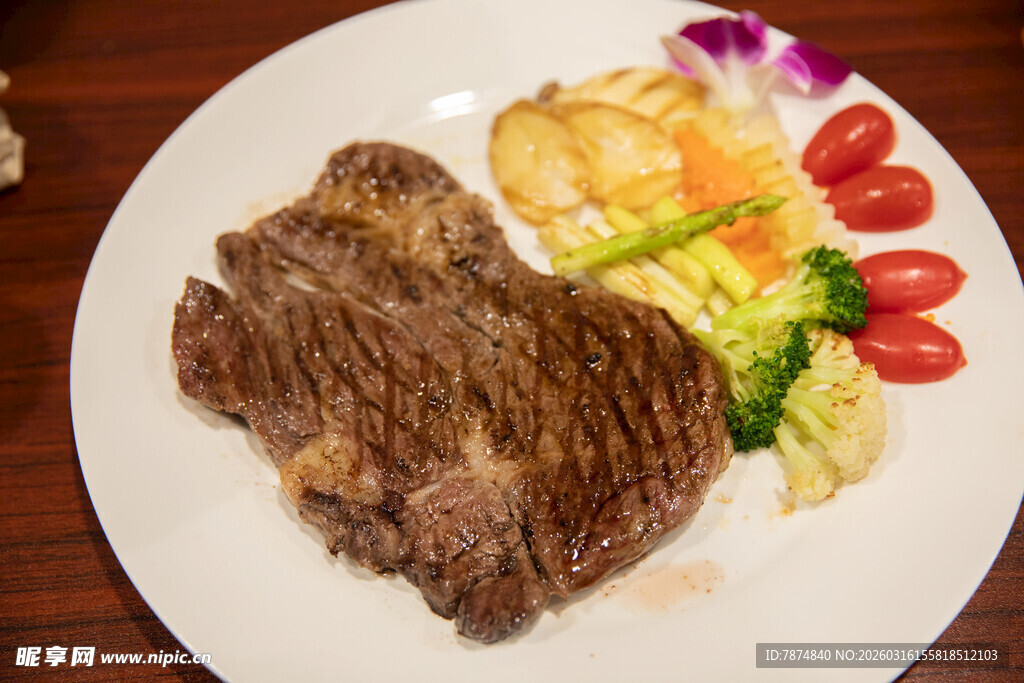 美味牛排套餐摆盘精致