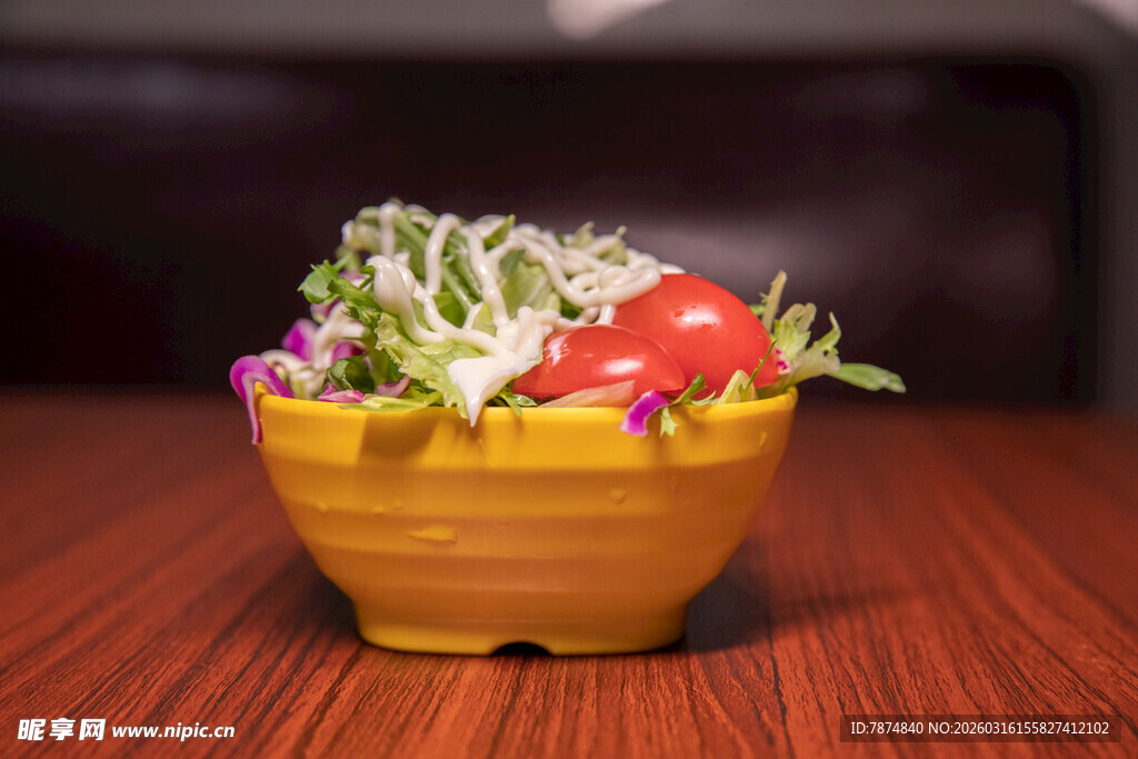 黄色碗装多彩蔬菜沙拉