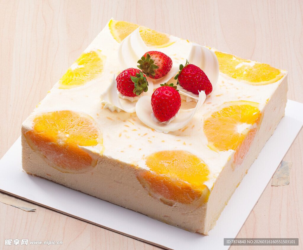 水果装饰方形美味蛋糕