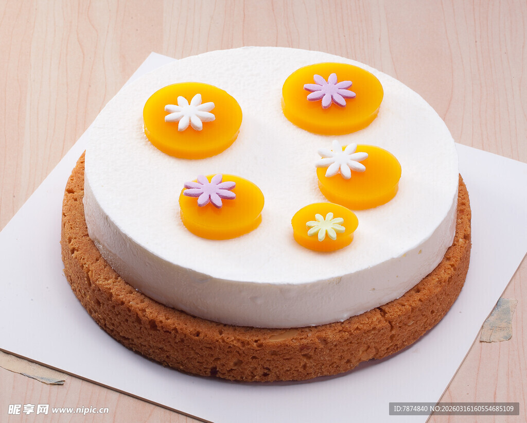 芒果装饰的美味奶油蛋糕