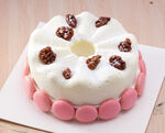 粉色装饰的美味奶油蛋糕