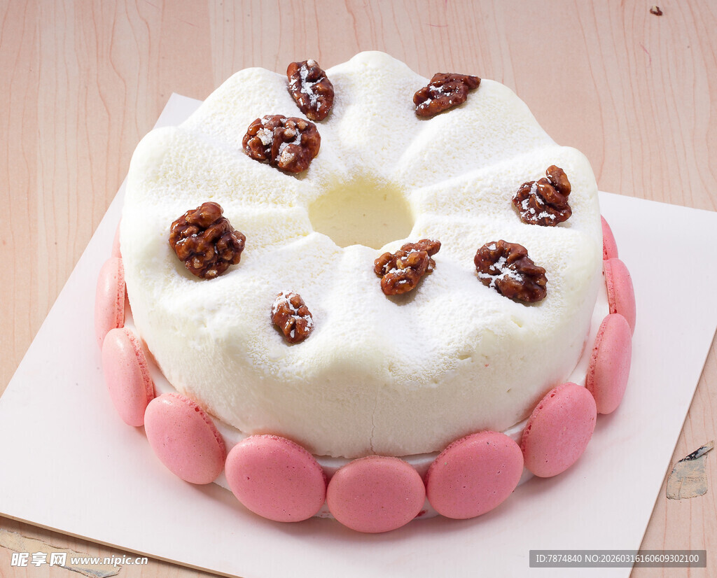 粉色装饰的美味奶油蛋糕