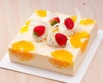 草莓黄桃装饰美味方形蛋糕