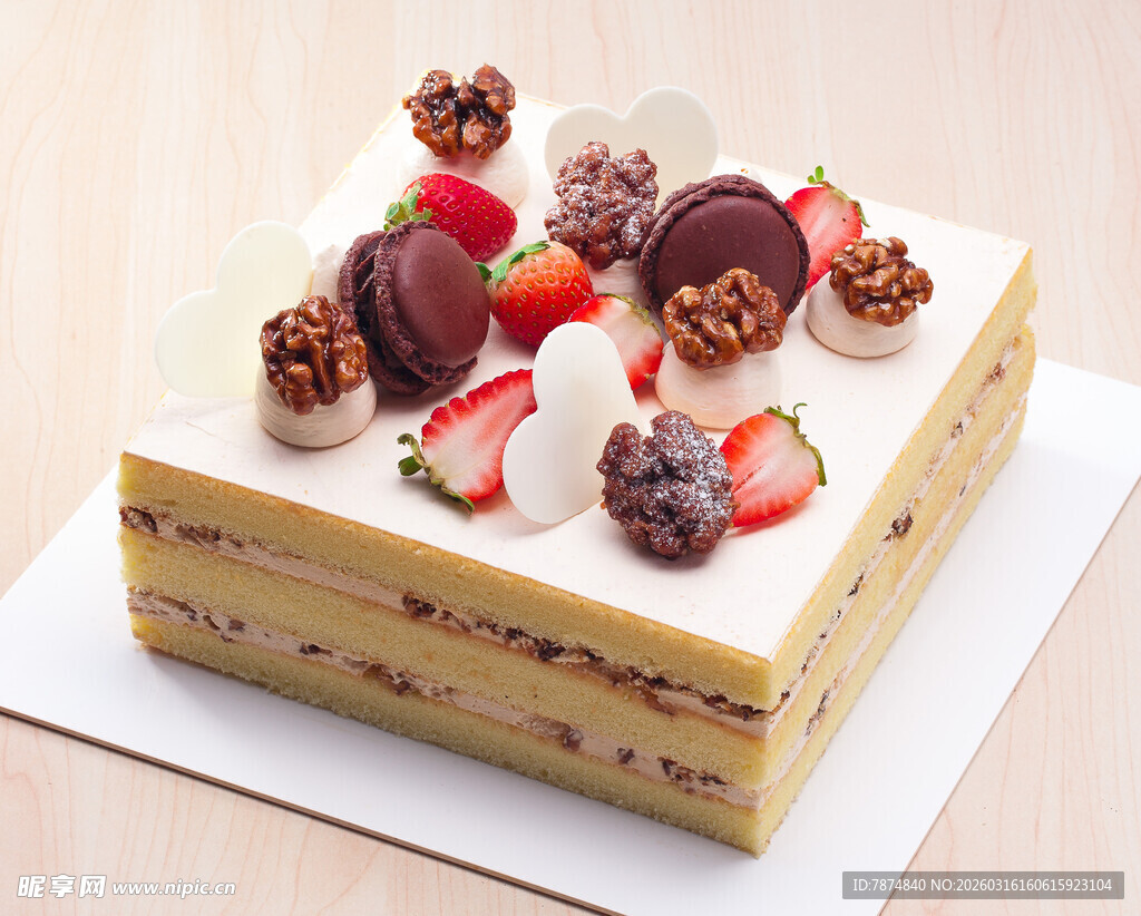 美味水果坚果装饰方形蛋糕