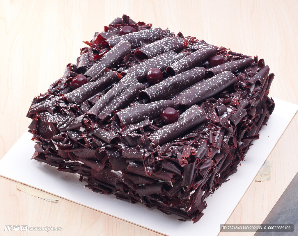 巧克力碎块装饰的美味蛋糕