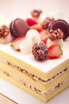 美味多层坚果草莓蛋糕