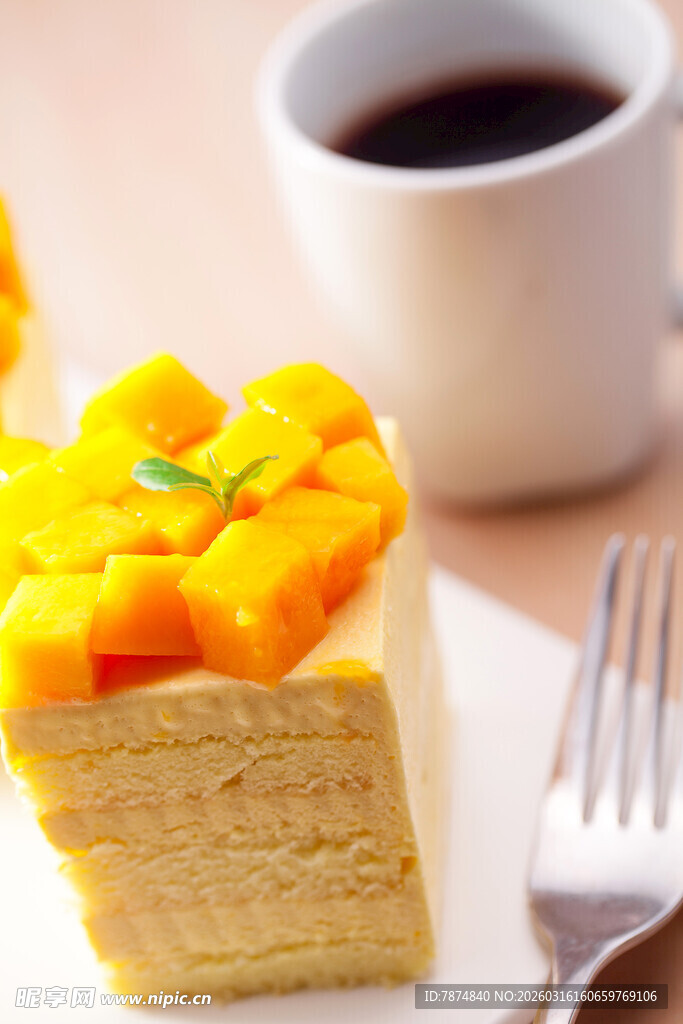 芒果蛋糕配咖啡甜点时光