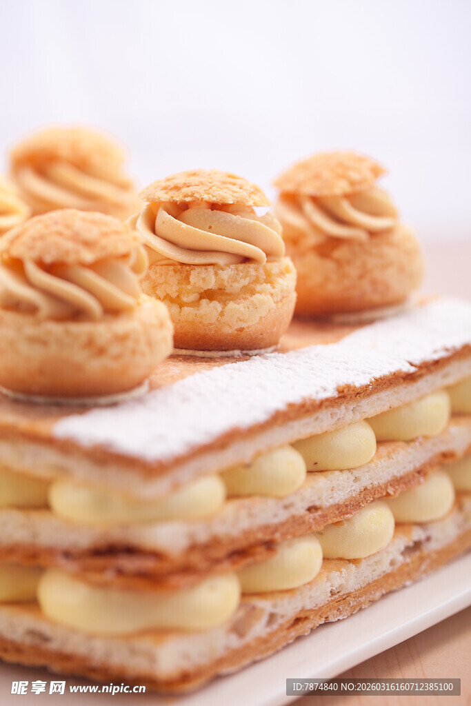 精致多层奶油泡芙糕点